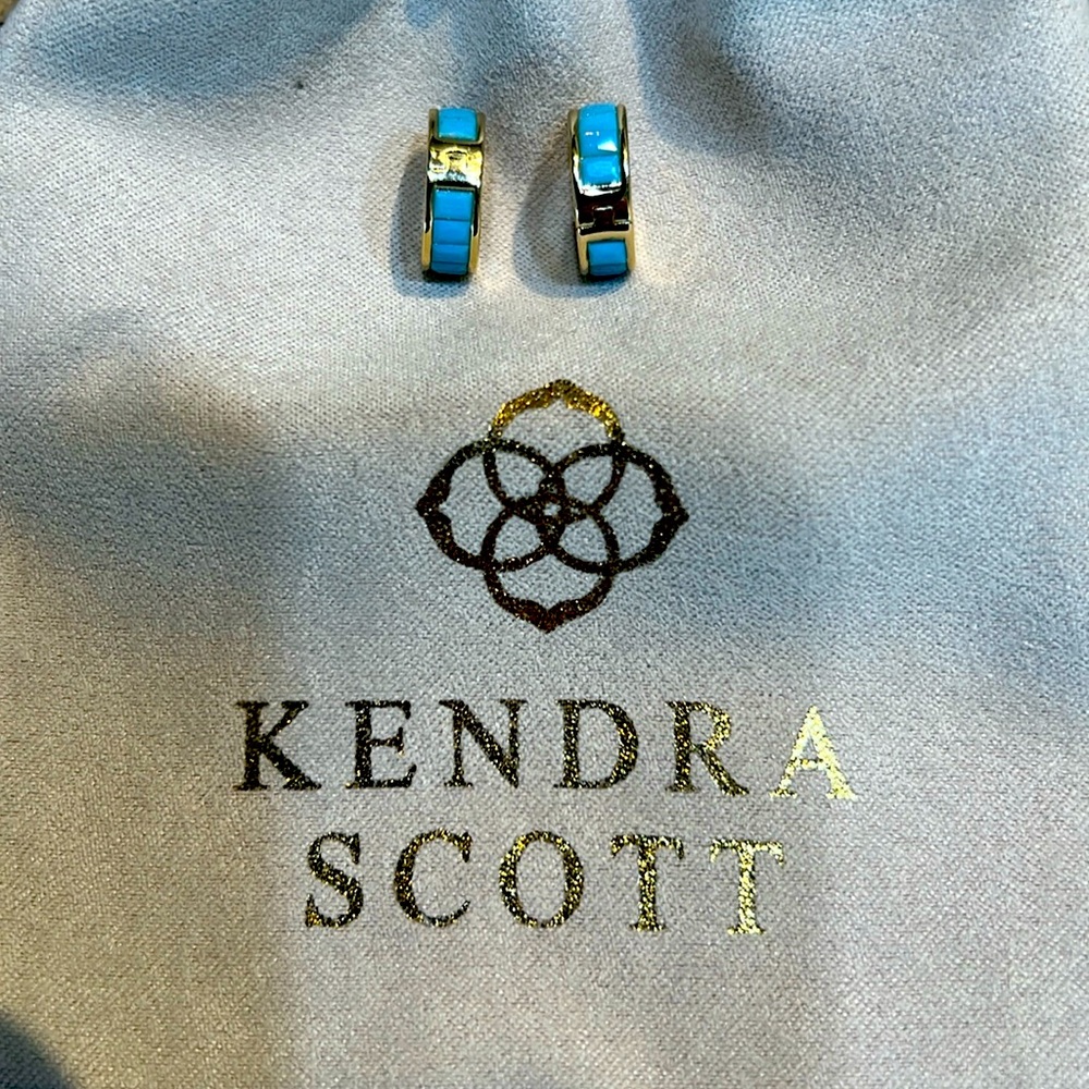 ✨Super cute Kendra Scott huggie earrings!✨